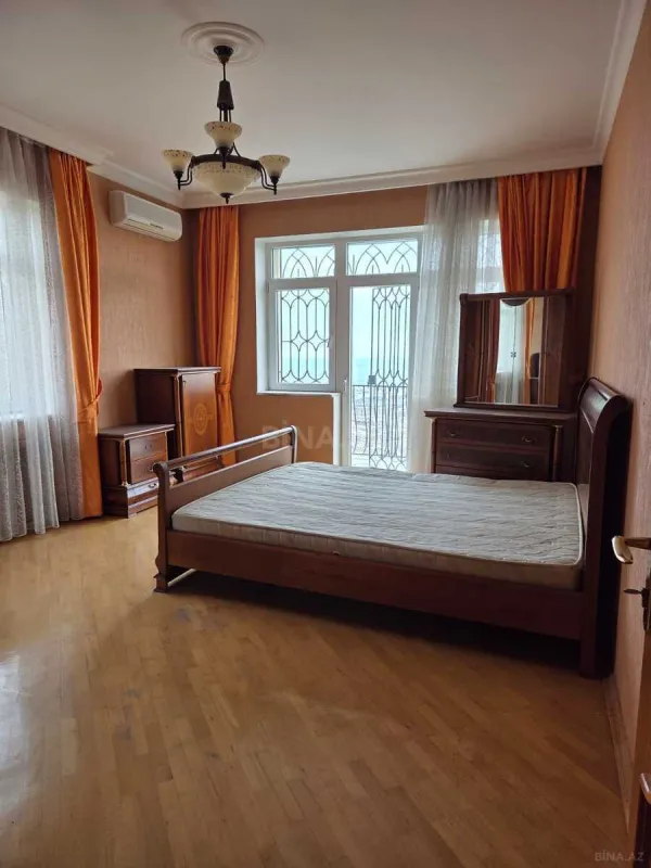 Satılır 5 otaqlı həyət evi 450 m²