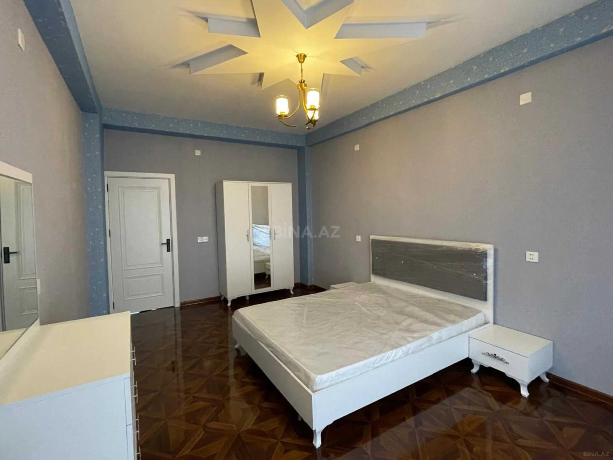 Satılır 3 otaqlı mənzil 130 m²