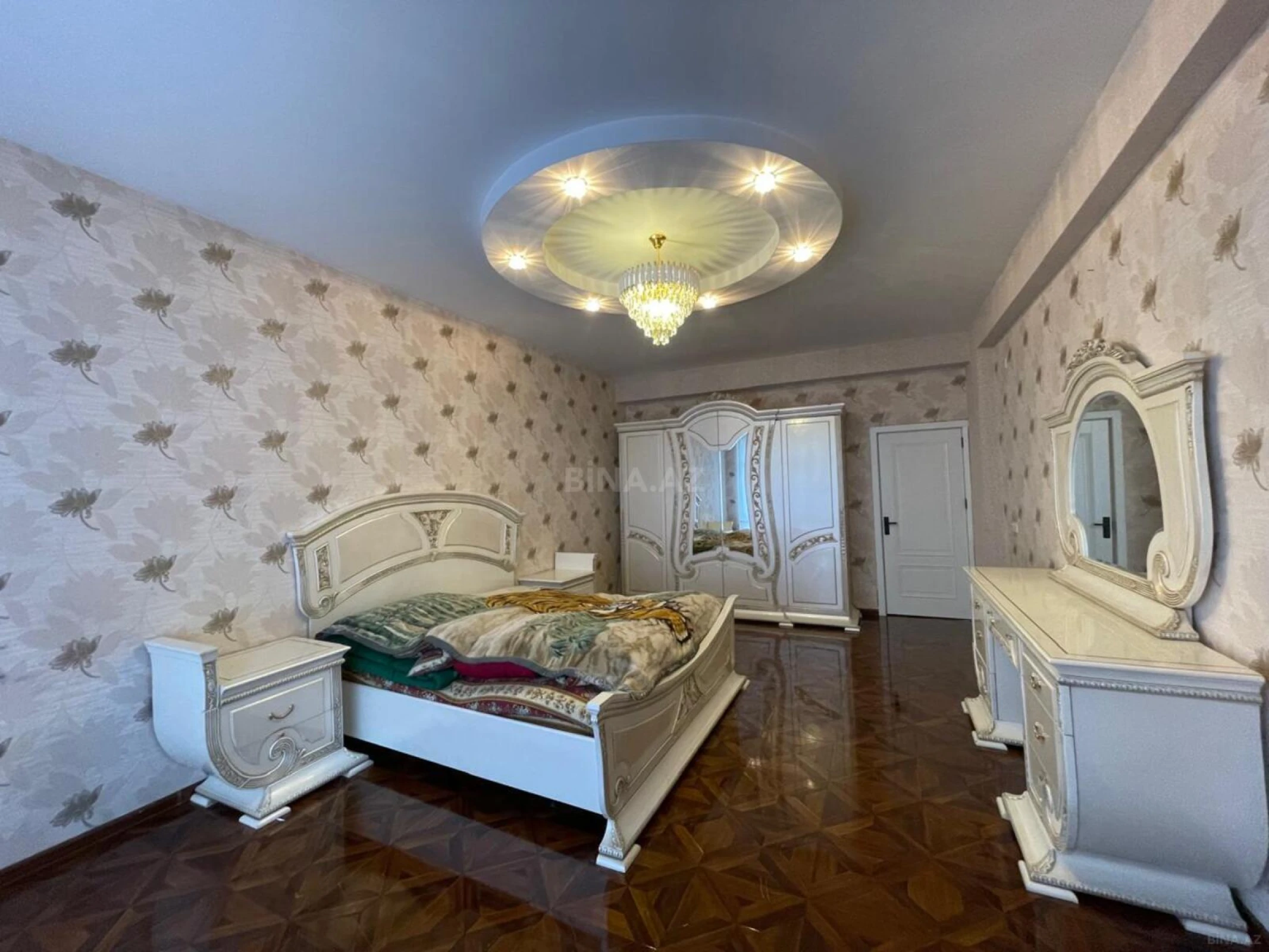 Satılır 3 otaqlı mənzil 130 m²