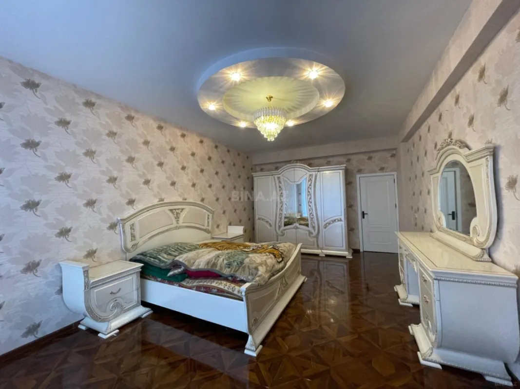 Satılır 3 otaqlı mənzil 130 m²