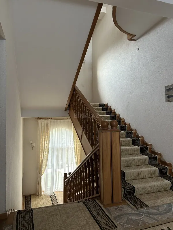 Satılır 8 otaqlı həyət evi 619 m²