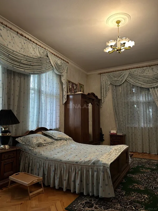 Satılır 8 otaqlı həyət evi 619 m²