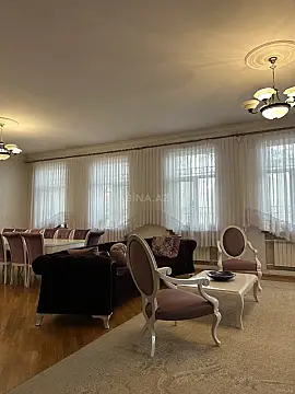 Satılır 8 otaqlı həyət evi 619 m²