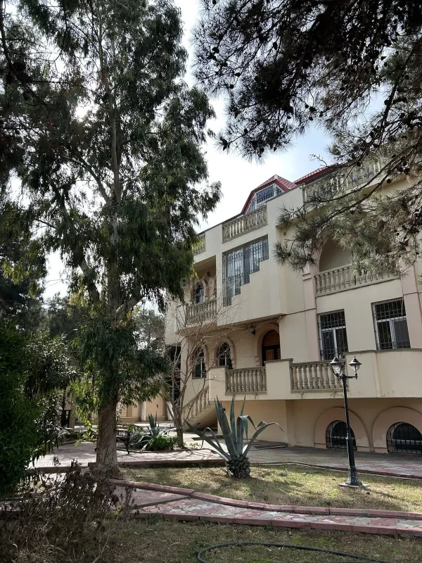 Satılır 8 otaqlı həyət evi 619 m²