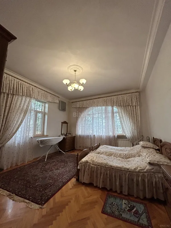 Satılır 8 otaqlı həyət evi 619 m²