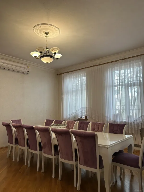 Satılır 8 otaqlı həyət evi 619 m²