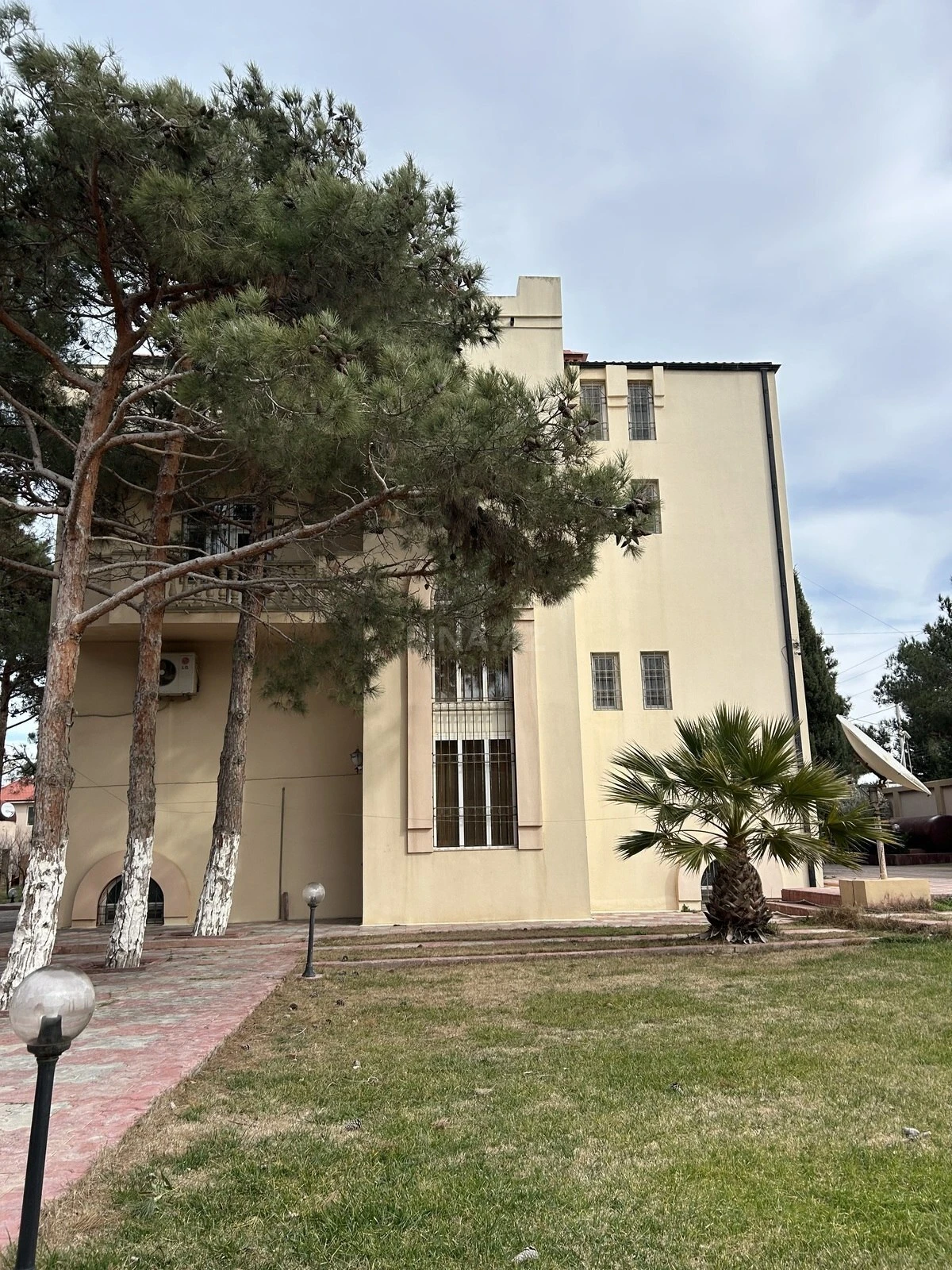 Satılır 8 otaqlı həyət evi 619 m²