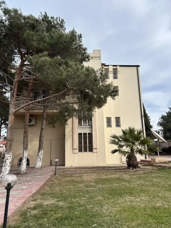 Satılır 8 otaqlı həyət evi 619 m²