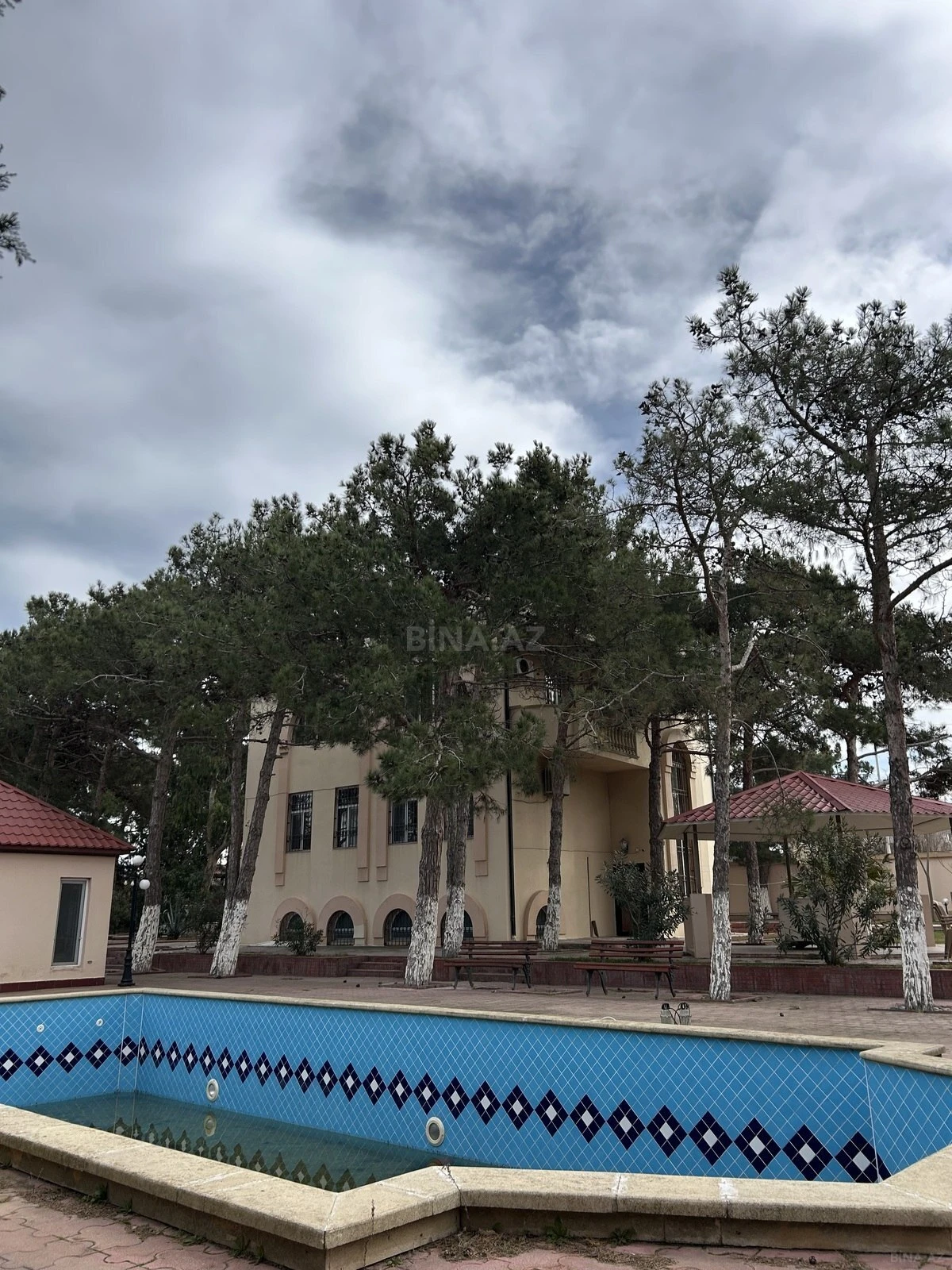 Satılır 8 otaqlı həyət evi 619 m²