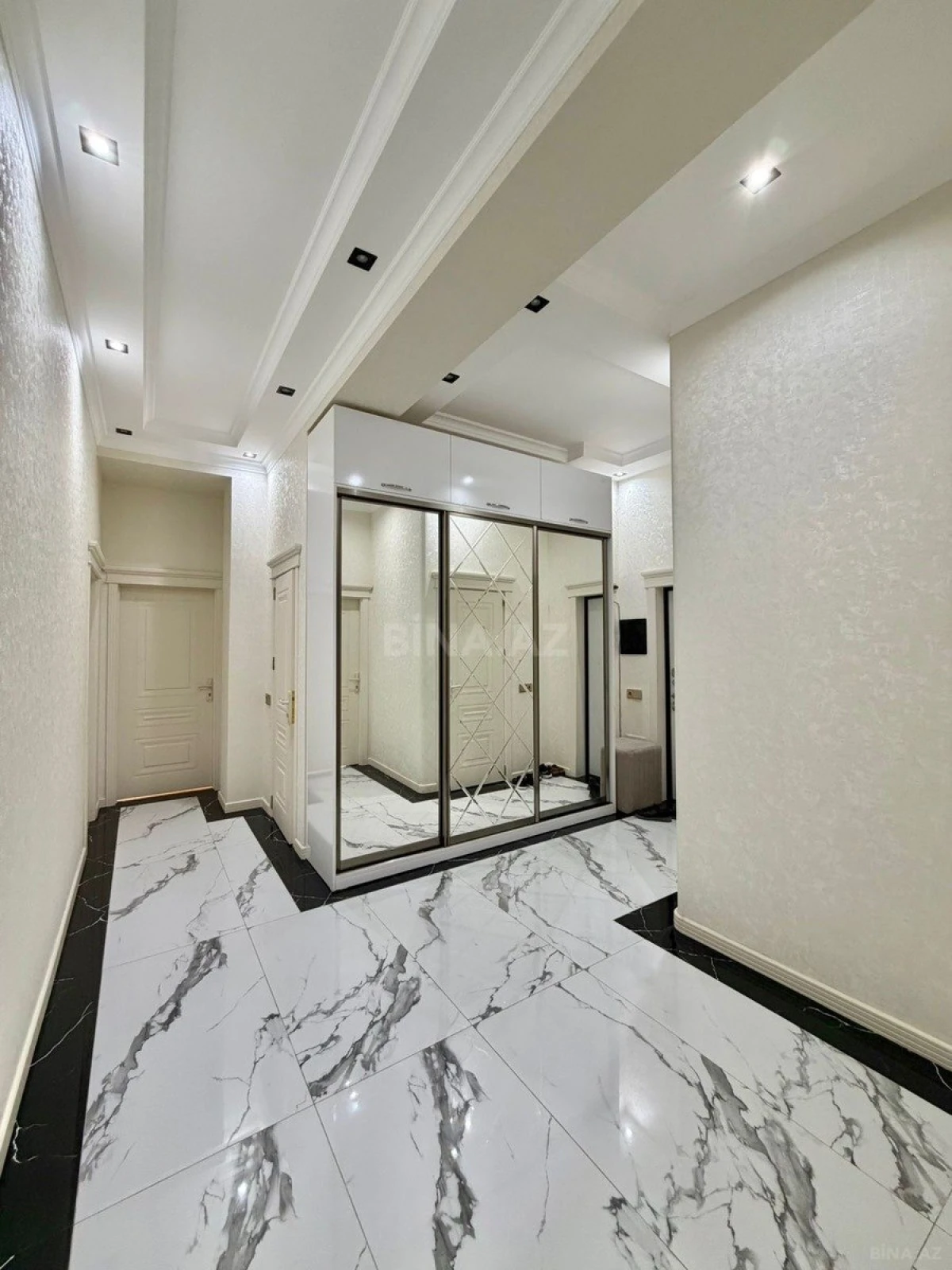 Satılır 4 otaqlı mənzil 150 m²