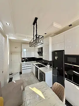 Satılır 4 otaqlı mənzil 150 m²