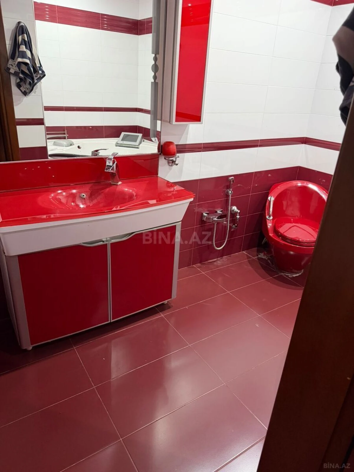 Satılır 4 otaqlı mənzil 174 m²