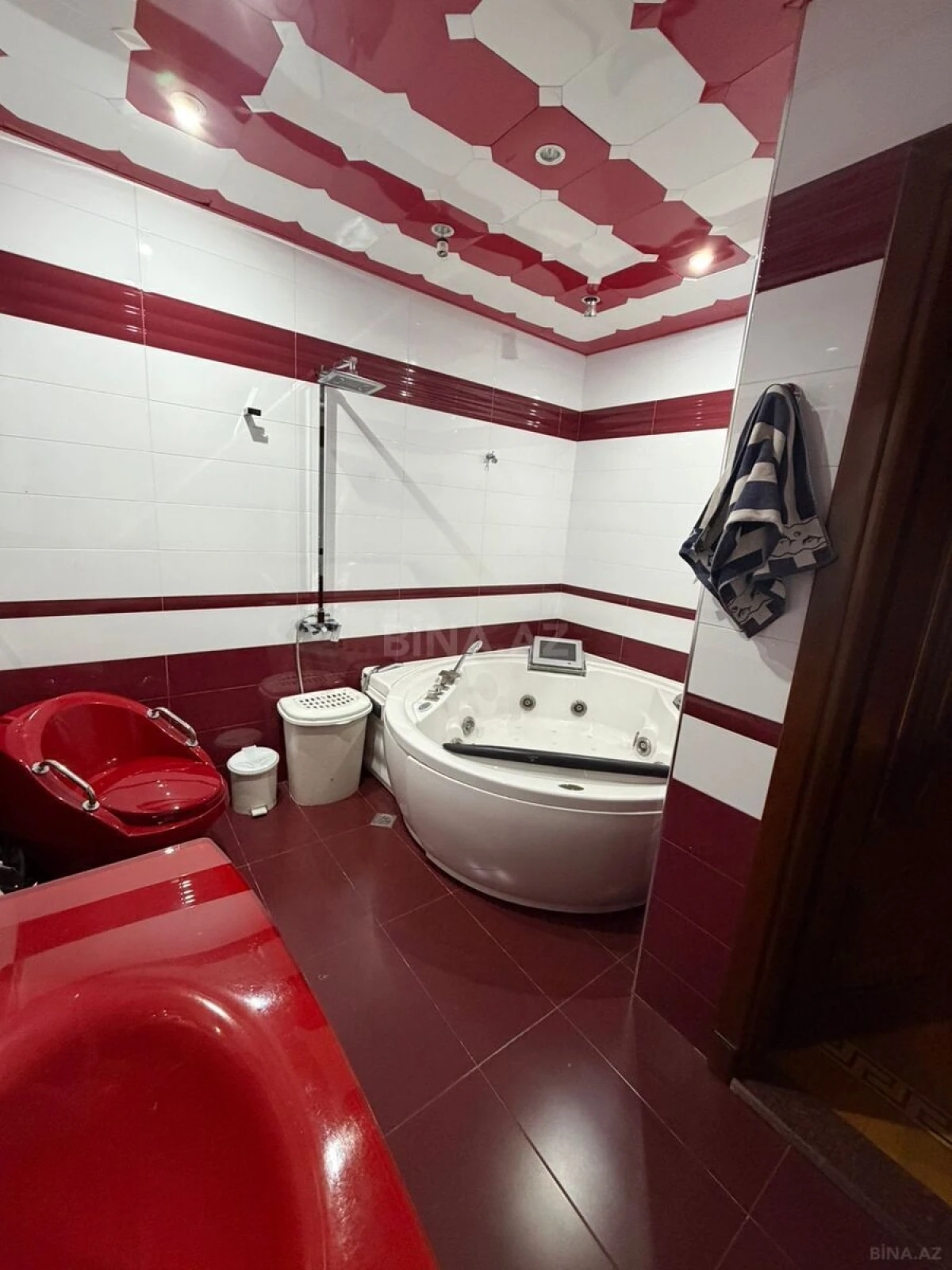 Satılır 4 otaqlı mənzil 174 m²