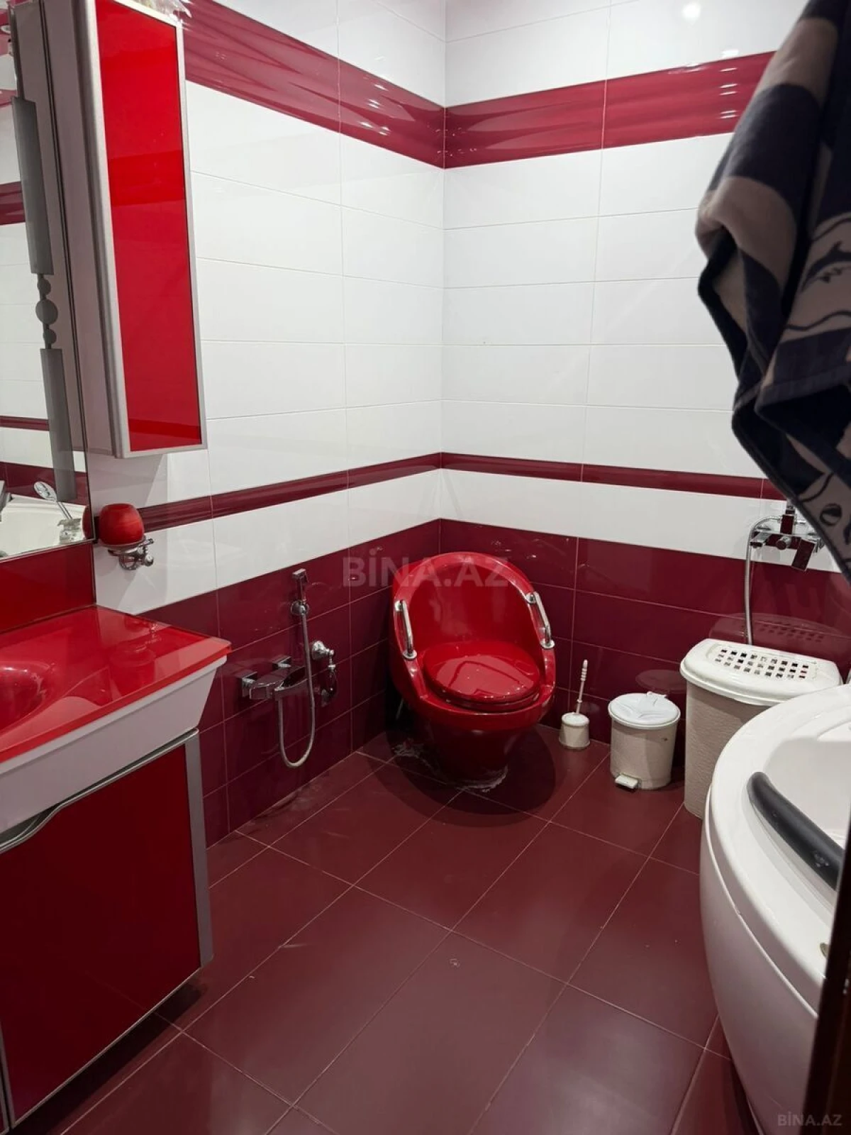 Satılır 4 otaqlı mənzil 174 m²