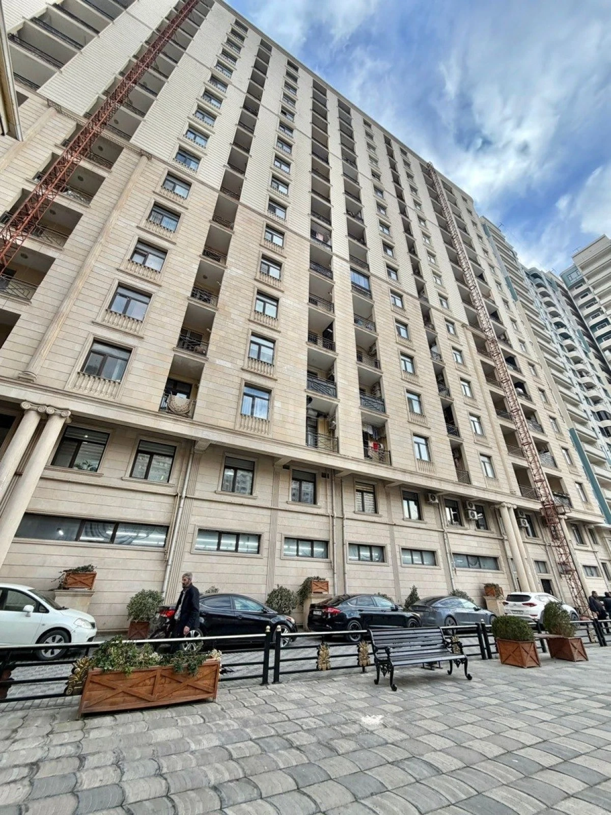 Satılır 3 otaqlı mənzil 98 m²
