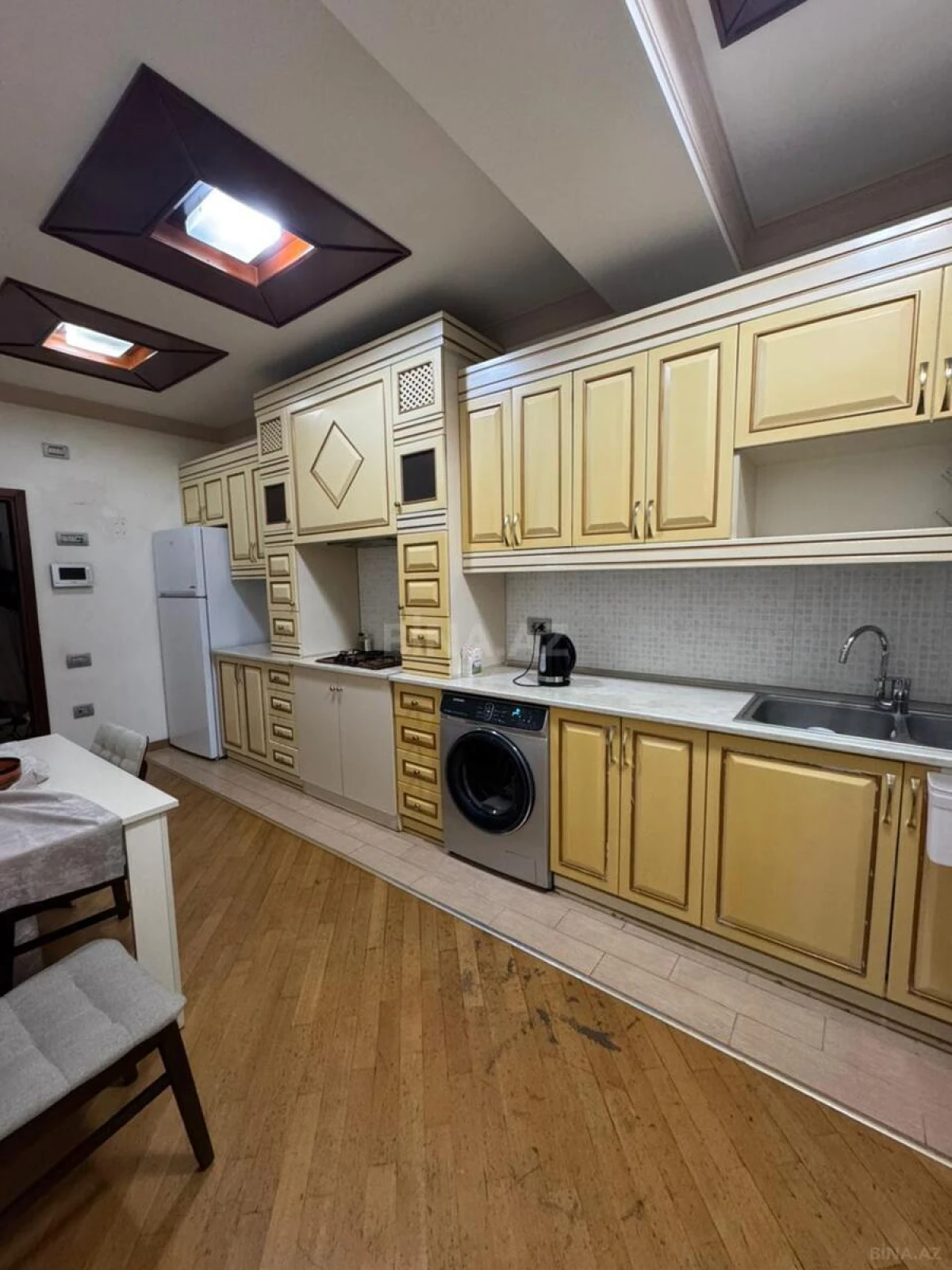 Kirayə verilir 3 otaqlı mənzil 117 m²