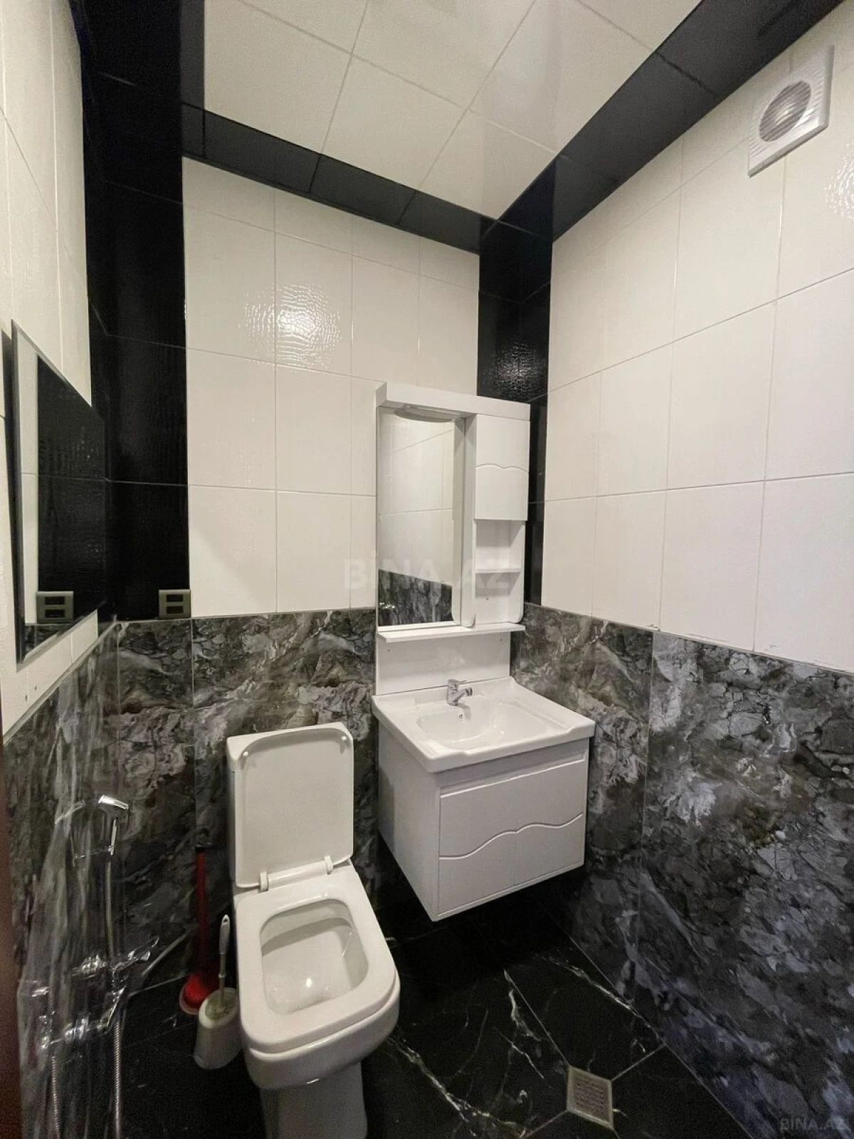 Satılır 3 otaqlı mənzil 151 m²