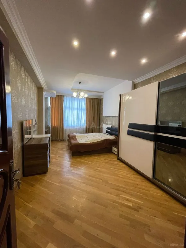 Satılır 3 otaqlı mənzil 151 m²