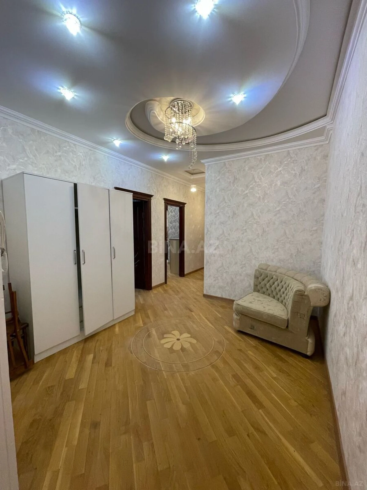 Satılır 3 otaqlı mənzil 151 m²