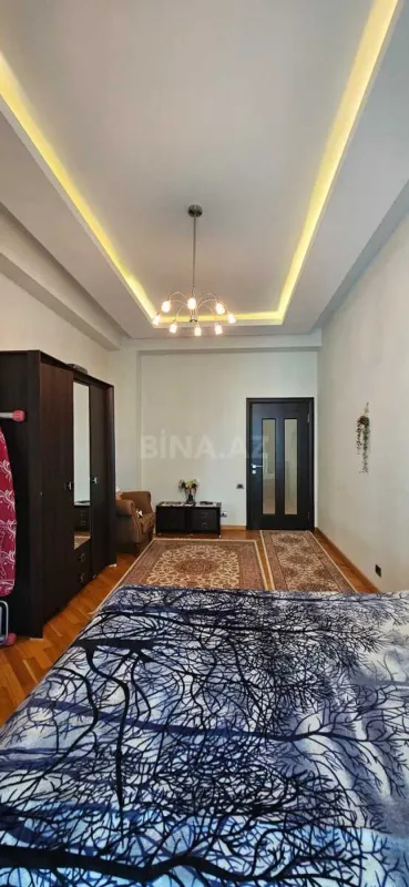 Satılır 3 otaqlı mənzil 137 m²