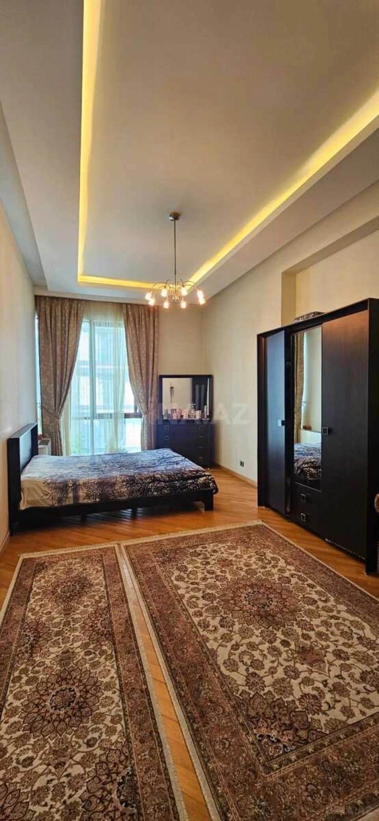 Satılır 3 otaqlı mənzil 137 m²