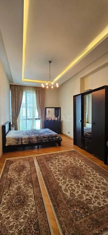 Satılır 3 otaqlı mənzil 137 m²