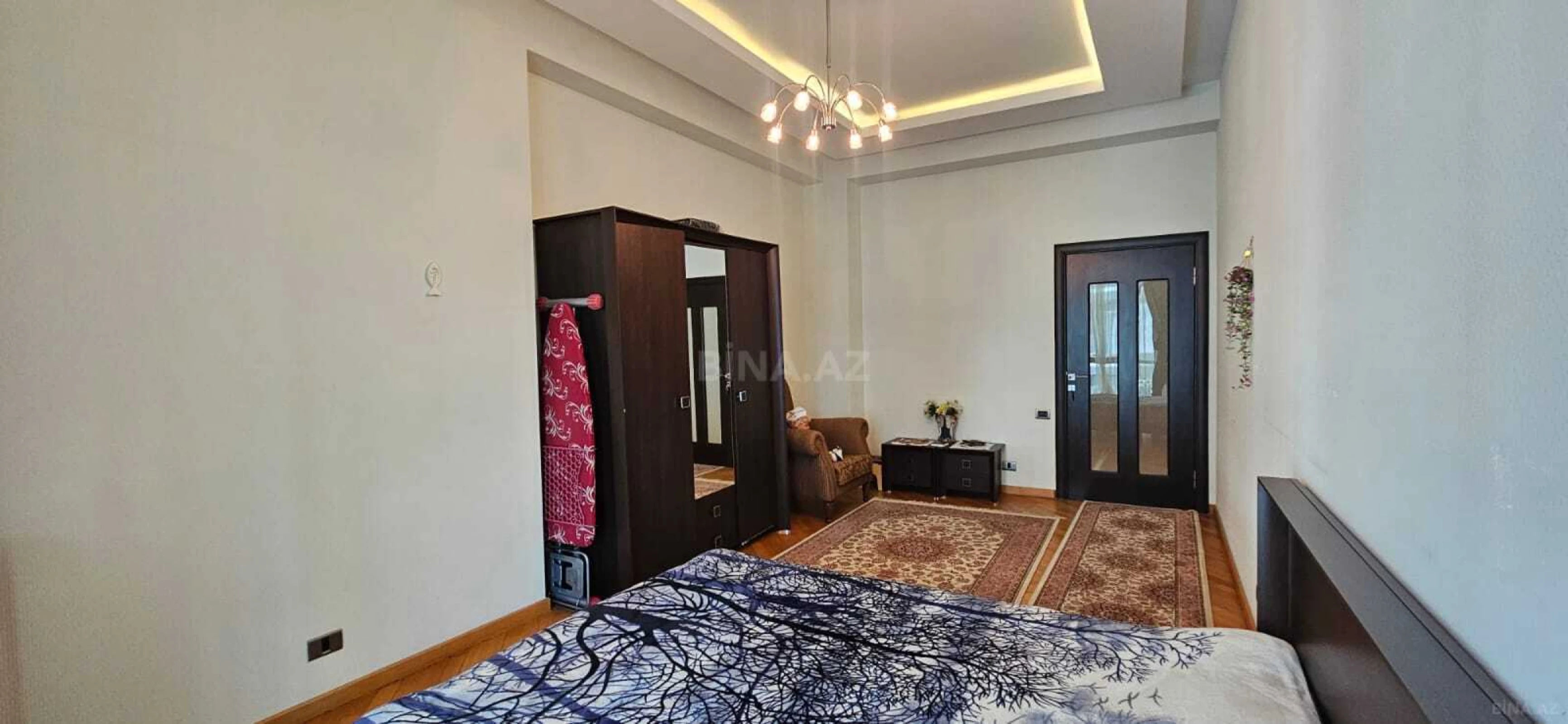 Satılır 3 otaqlı mənzil 137 m²