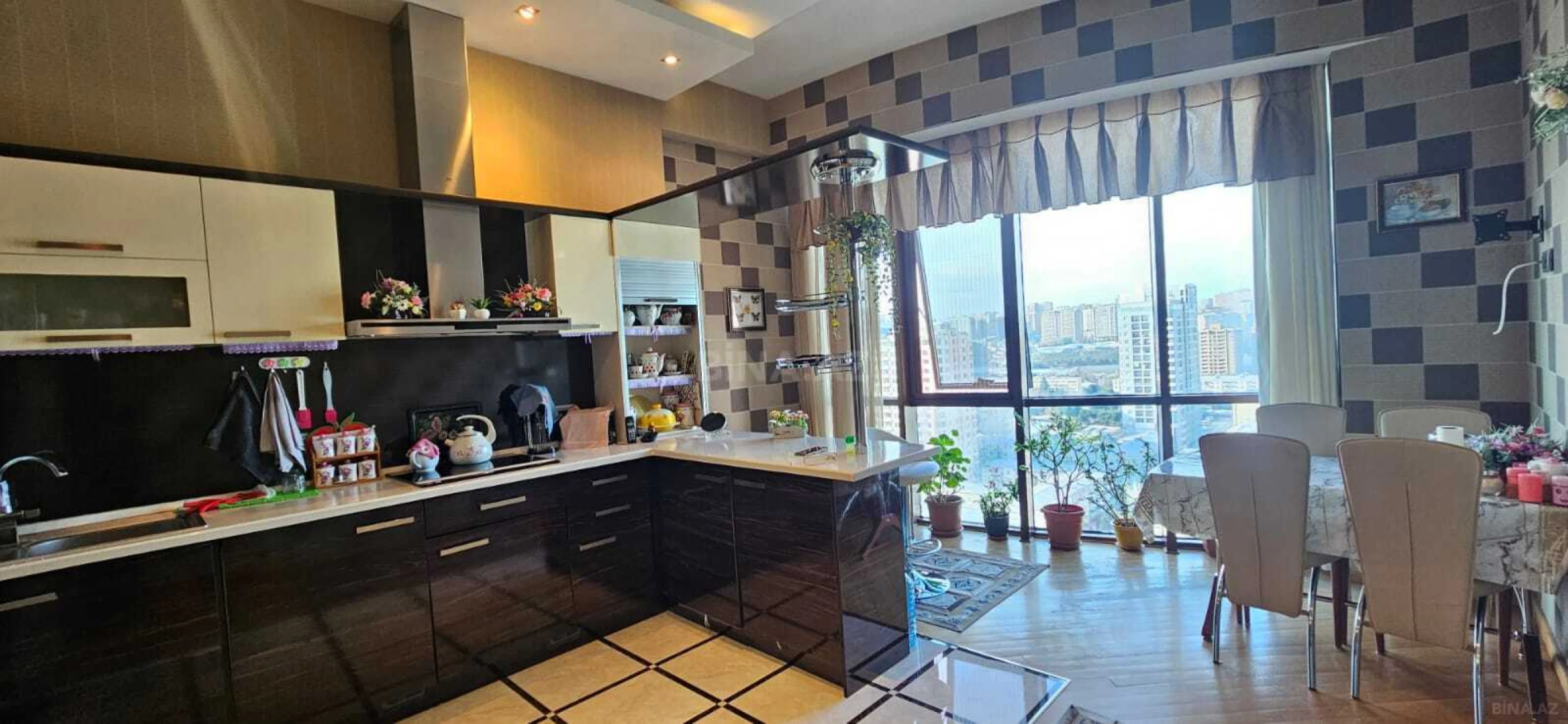 Satılır 3 otaqlı mənzil 137 m²