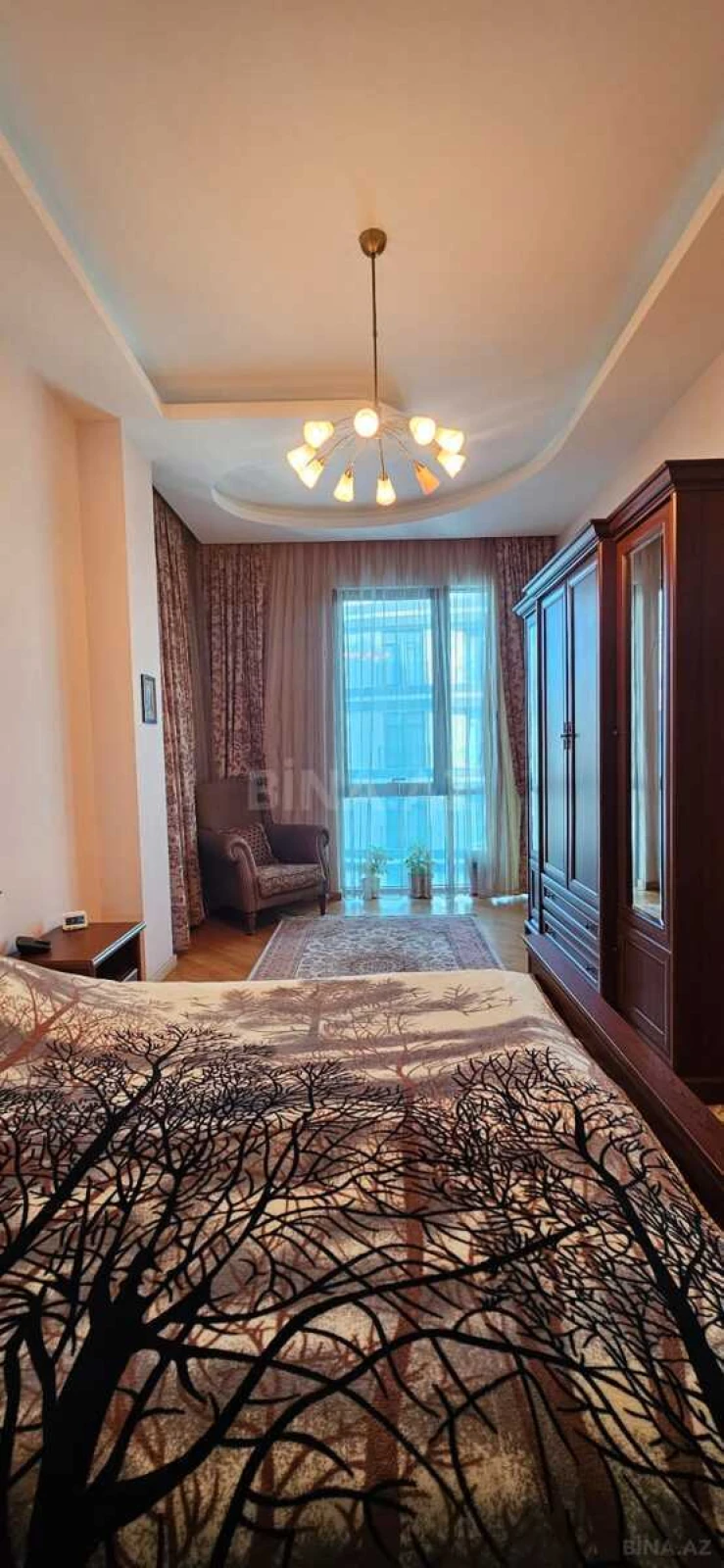 Satılır 3 otaqlı mənzil 137 m²