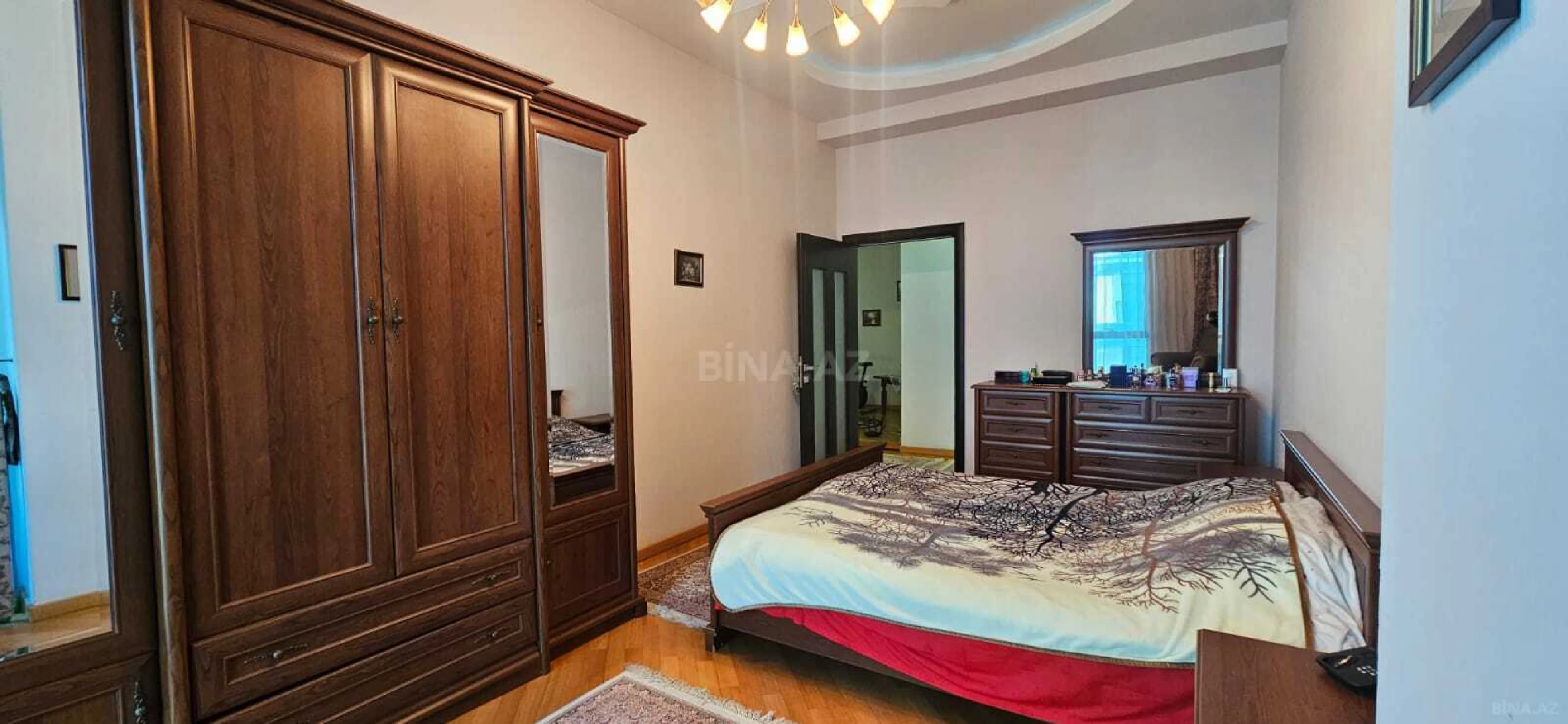 Satılır 3 otaqlı mənzil 137 m²