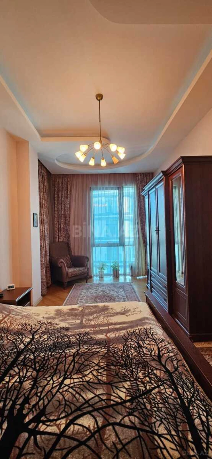 Satılır 3 otaqlı mənzil 137 m²
