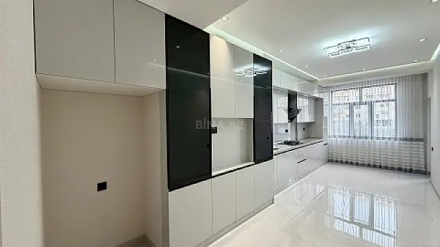 Satılır 3 otaqlı mənzil 144 m²