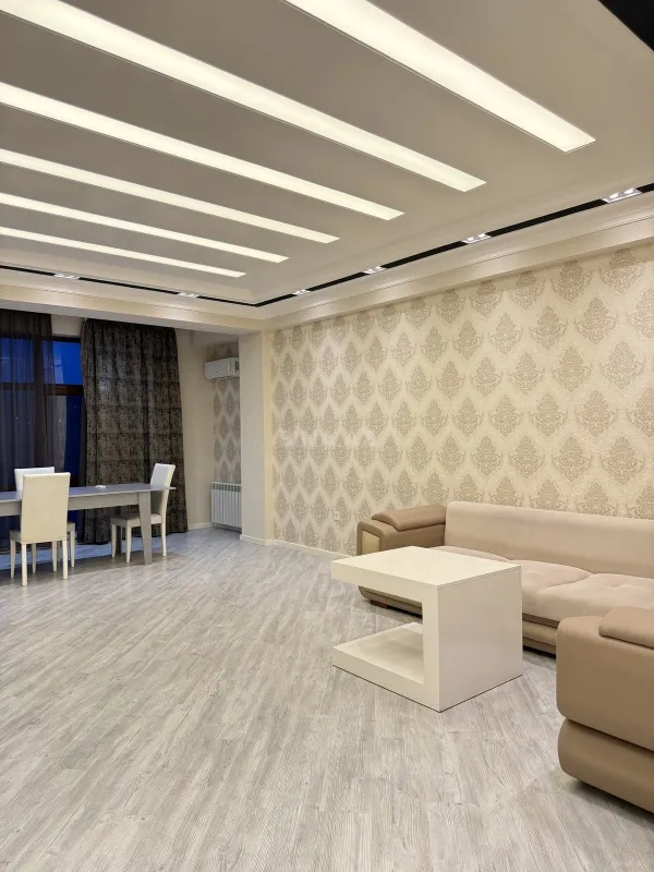 Kirayə verilir 3 otaqlı mənzil 124 m²