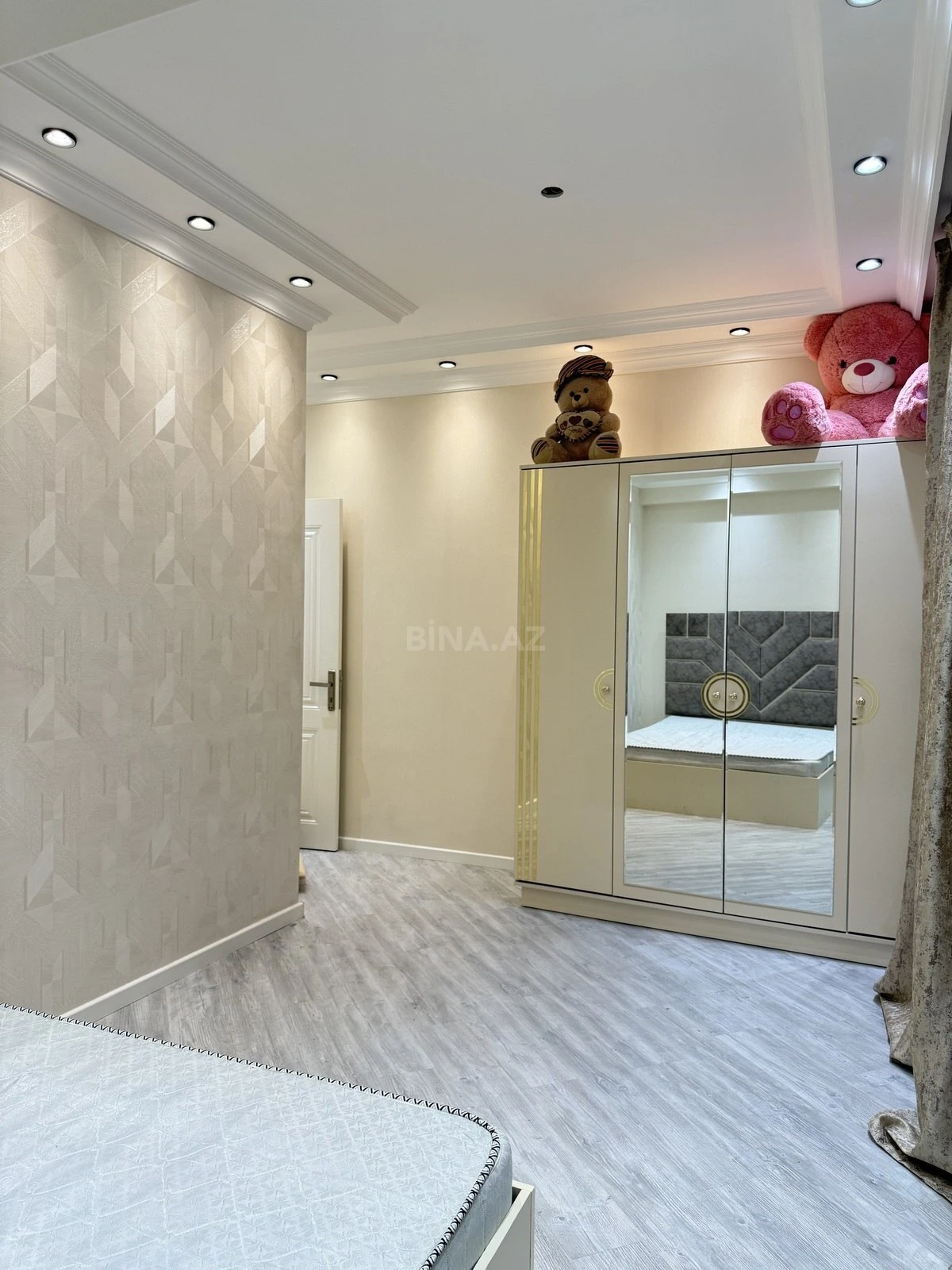Kirayə verilir 3 otaqlı mənzil 124 m²
