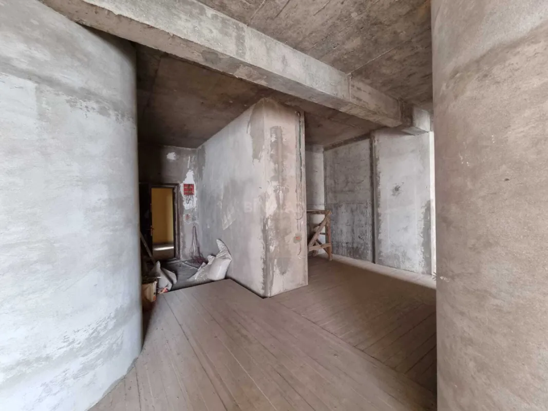 Satılır 4 otaqlı mənzil 181 m²
