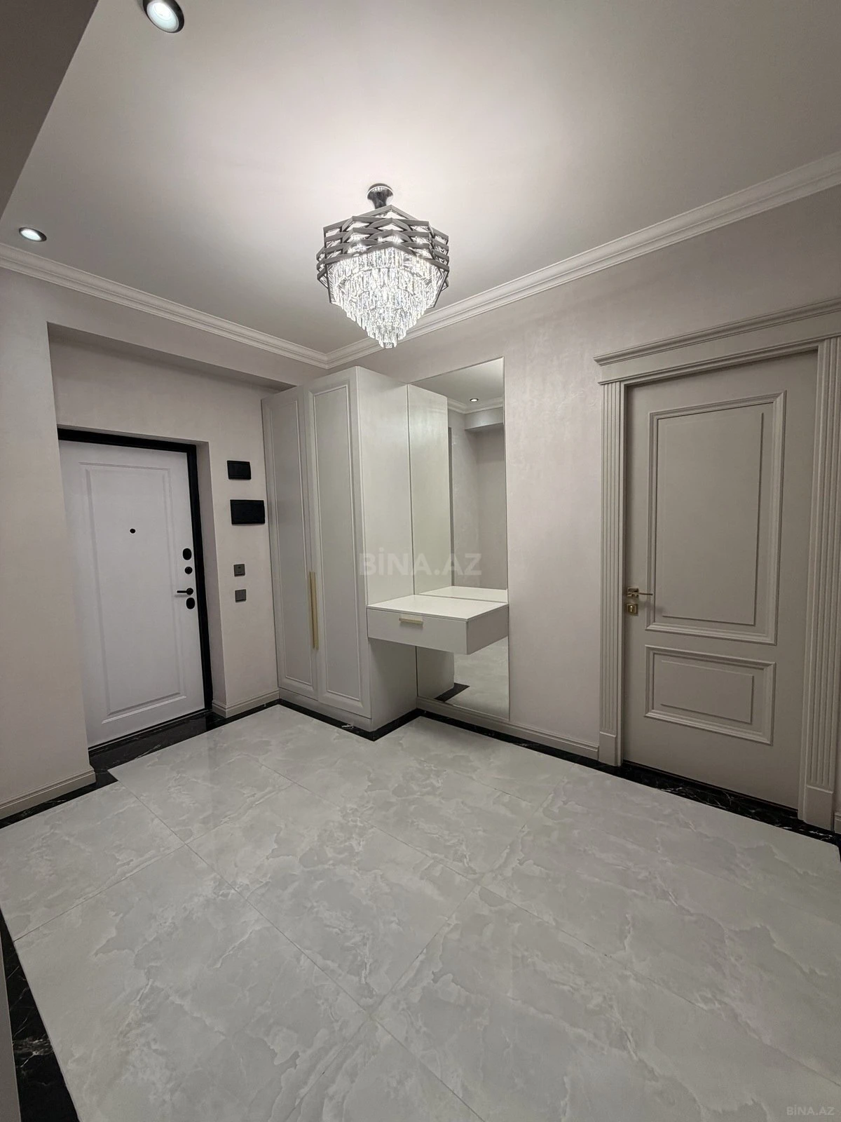 Satılır 3 otaqlı mənzil 138 m²