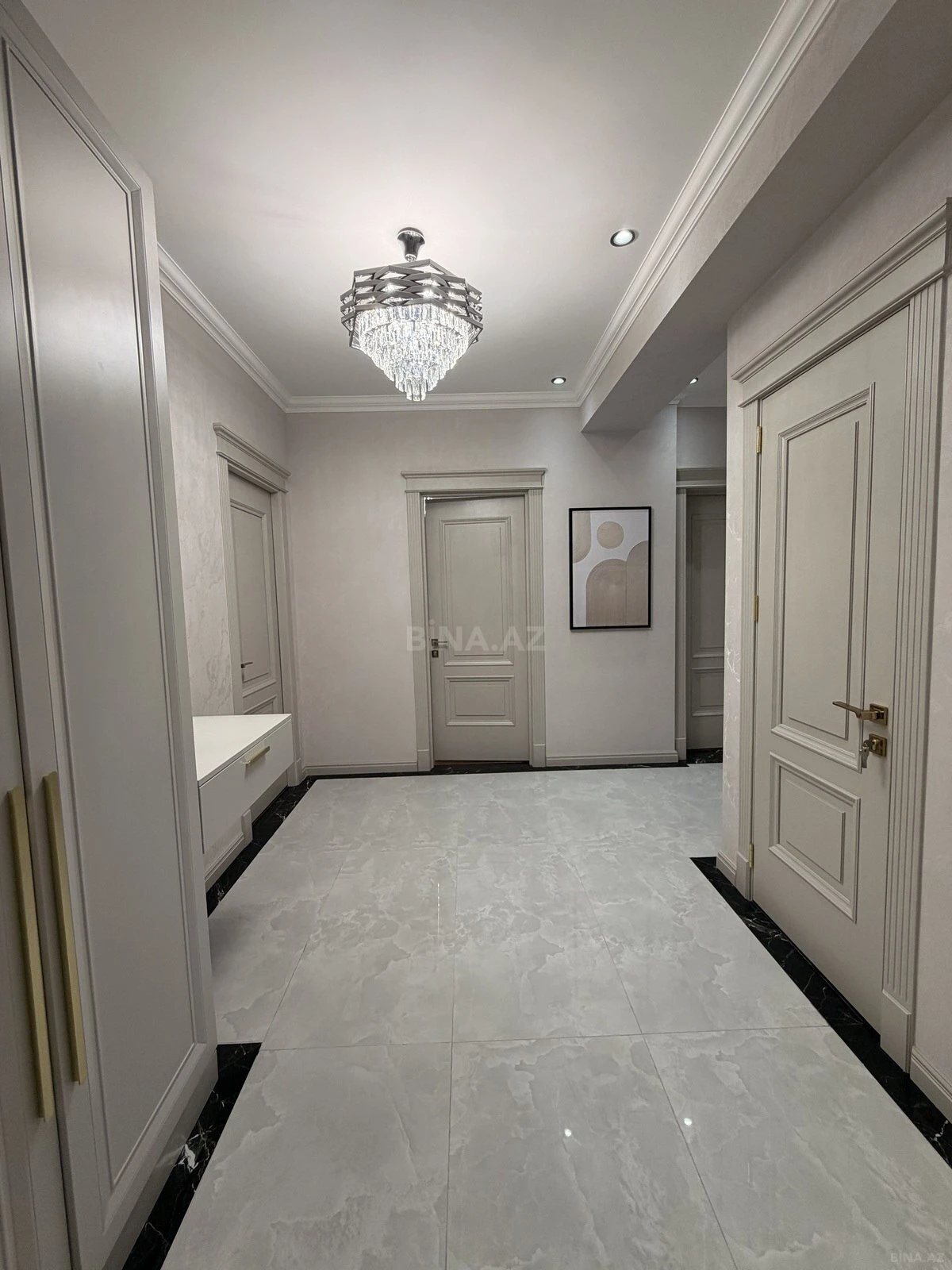 Satılır 3 otaqlı mənzil 138 m²