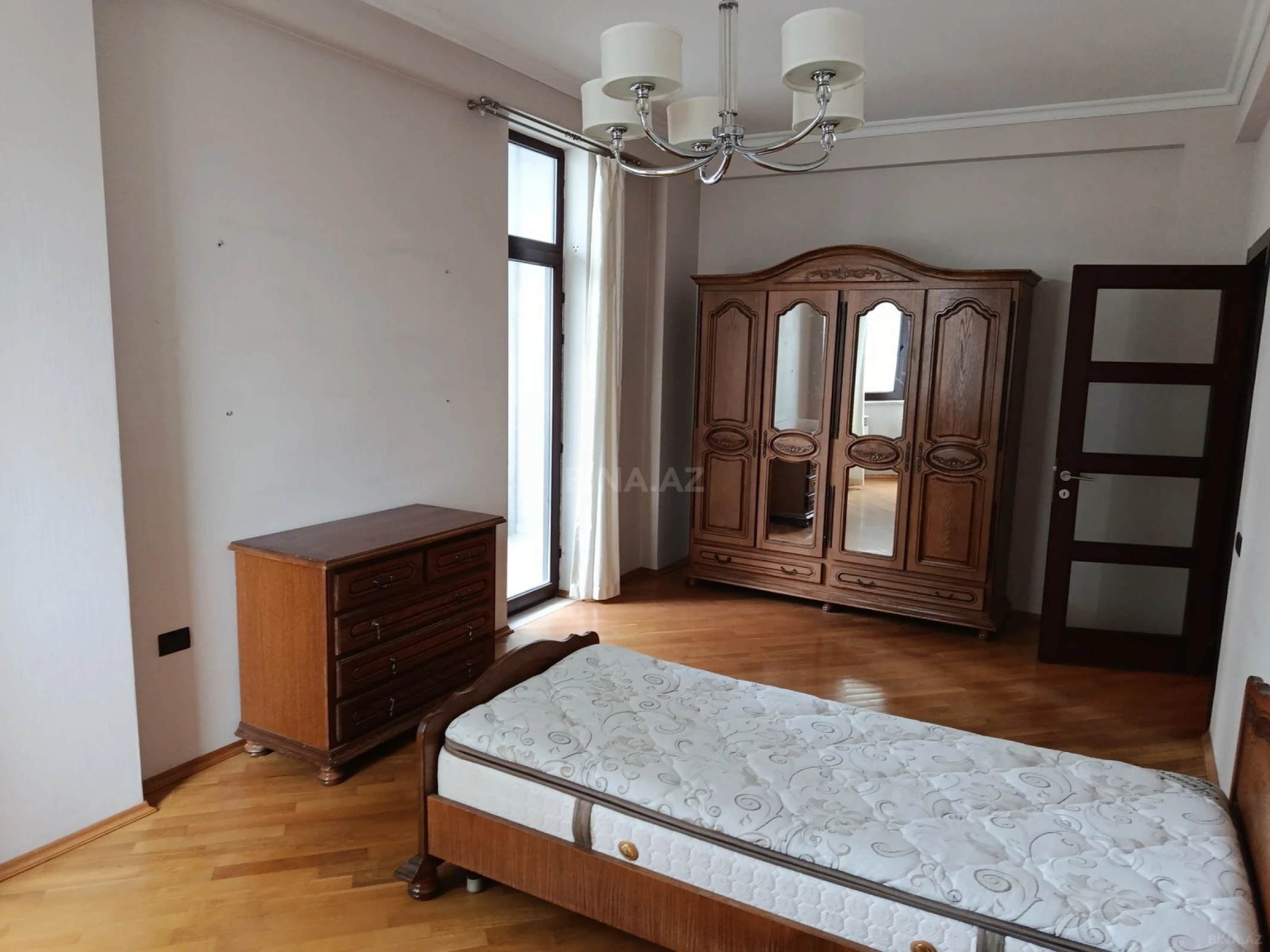 Kirayə verilir 3 otaqlı mənzil 169 m²
