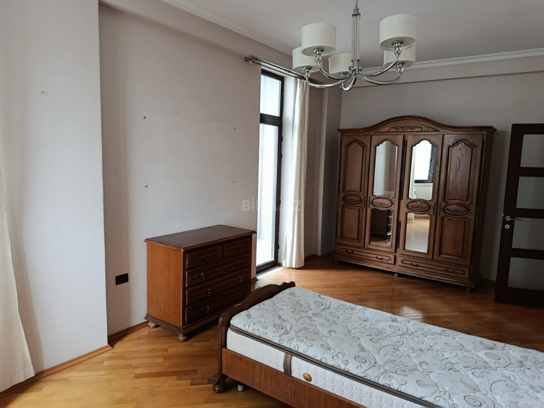 Kirayə verilir 3 otaqlı mənzil 169 m²