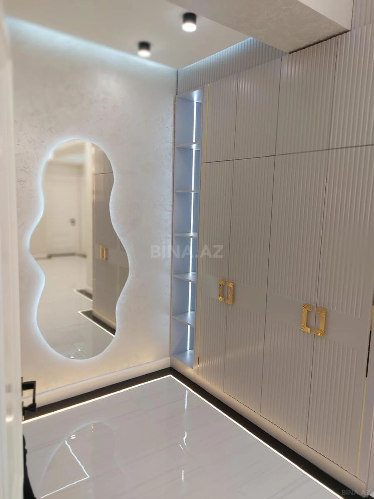 Satılır 4 otaqlı mənzil 141 m²