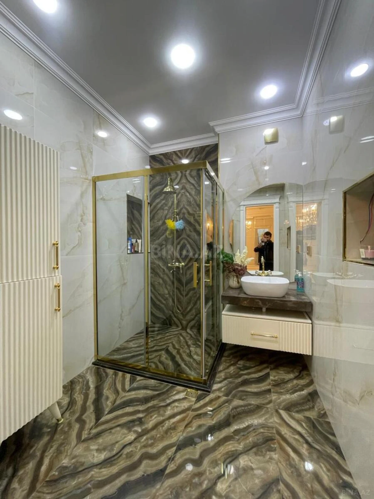 Satılır 3 otaqlı mənzil 181 m²