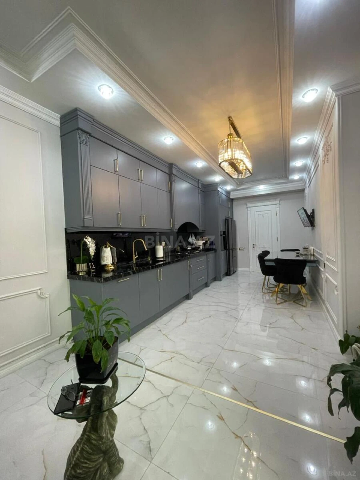 Satılır 3 otaqlı mənzil 181 m²