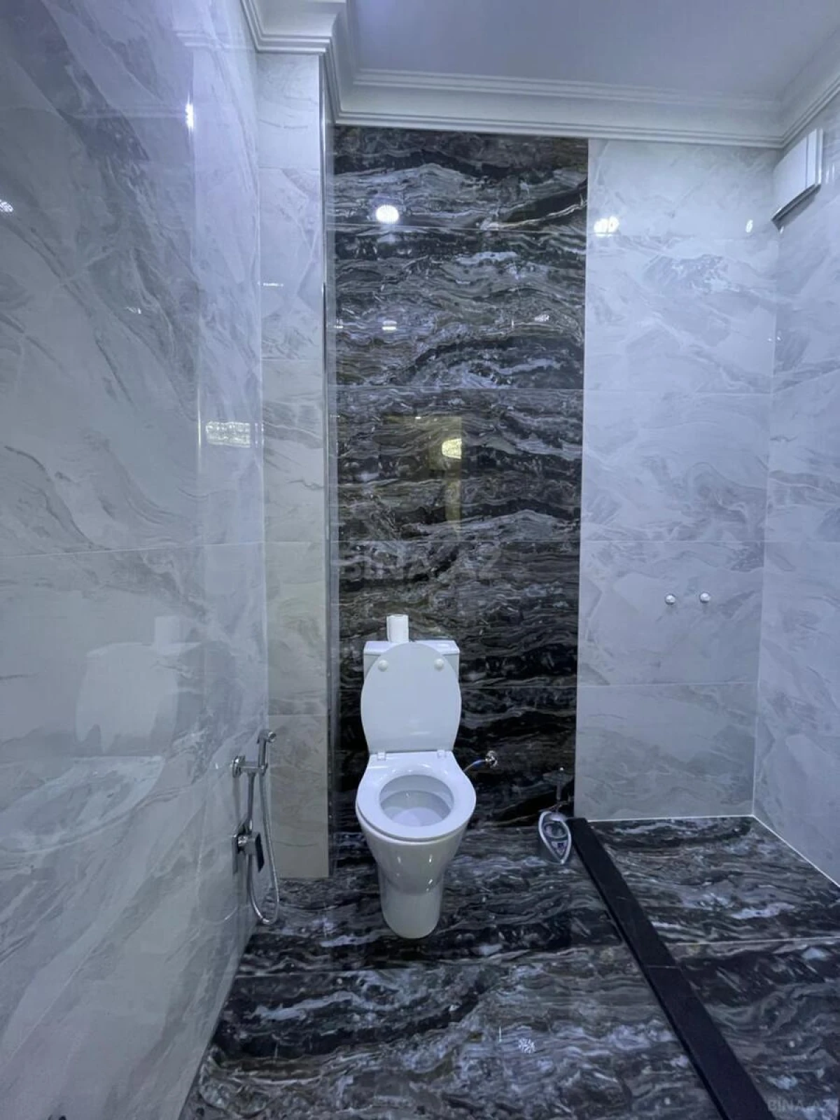 Satılır 3 otaqlı mənzil 181 m²