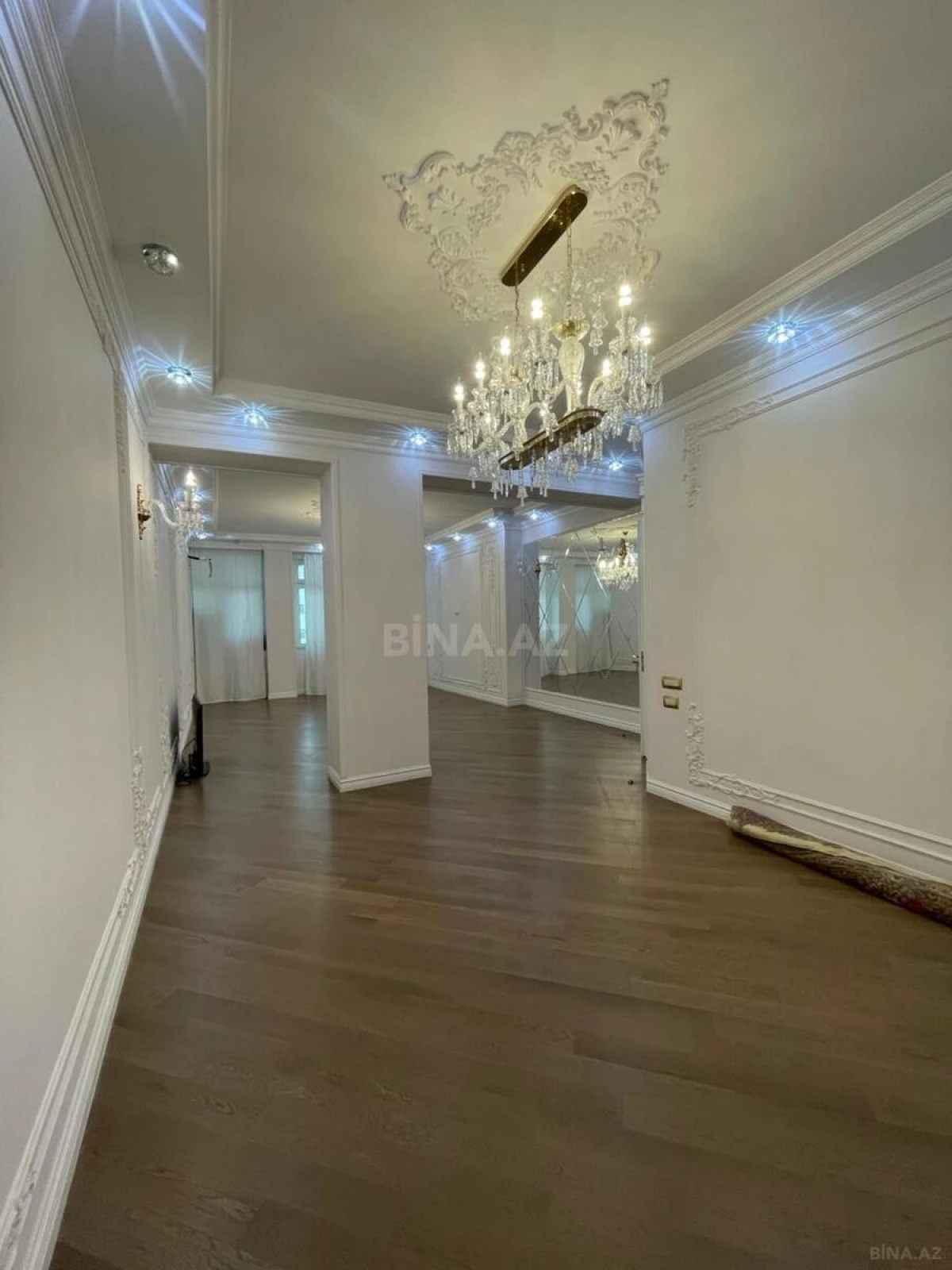 Satılır 3 otaqlı mənzil 181 m²