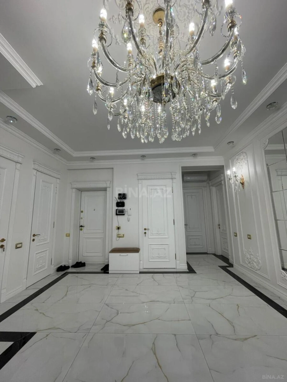 Satılır 3 otaqlı mənzil 181 m²