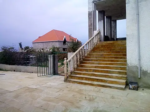 Satılır 7 otaqlı həyət evi 340 m²