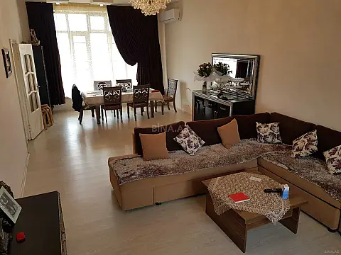 Satılır 7 otaqlı həyət evi 340 m²