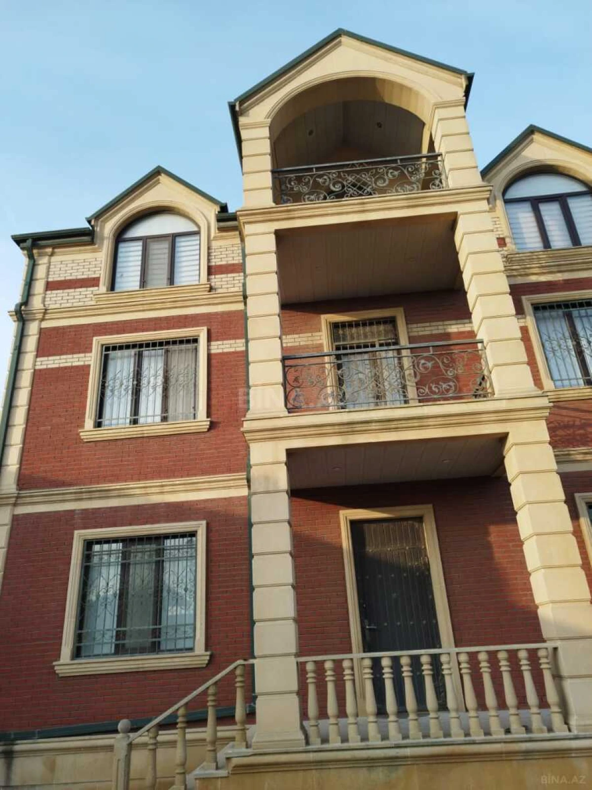 Satılır 5 otaqlı həyət evi 225 m²