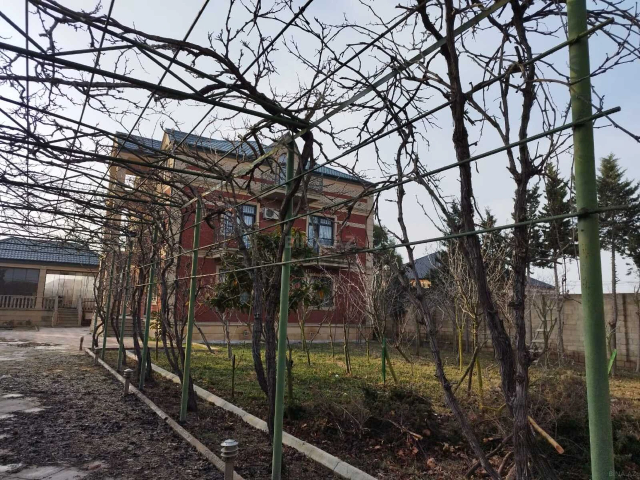 Satılır 5 otaqlı həyət evi 225 m²