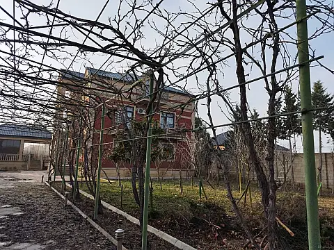 Satılır 5 otaqlı həyət evi 225 m²